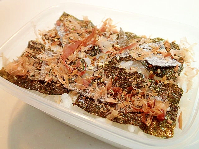お弁当　海苔と昆布の小魚ふりかけおかかのご飯