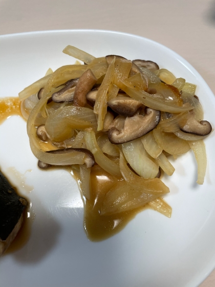 白菜と椎茸と玉ねぎのバター醤油炒め