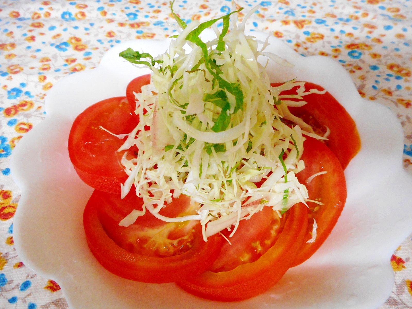 シソミョウガキャベツのトマトサラダ