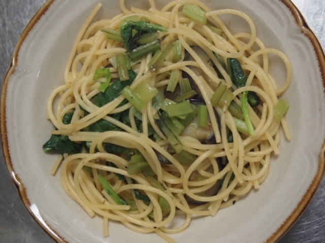 小松菜と茄子の醤油バターパスタ