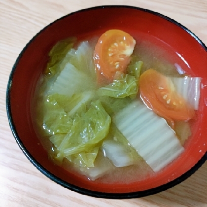 トマトがさっぱりして白菜も美味しいお味噌汁でした(*^-^*)