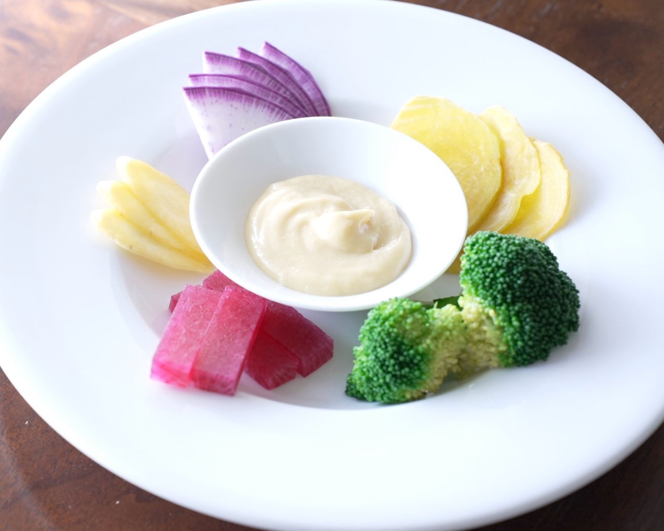 白い器に盛られた野菜と白味噌のディップ