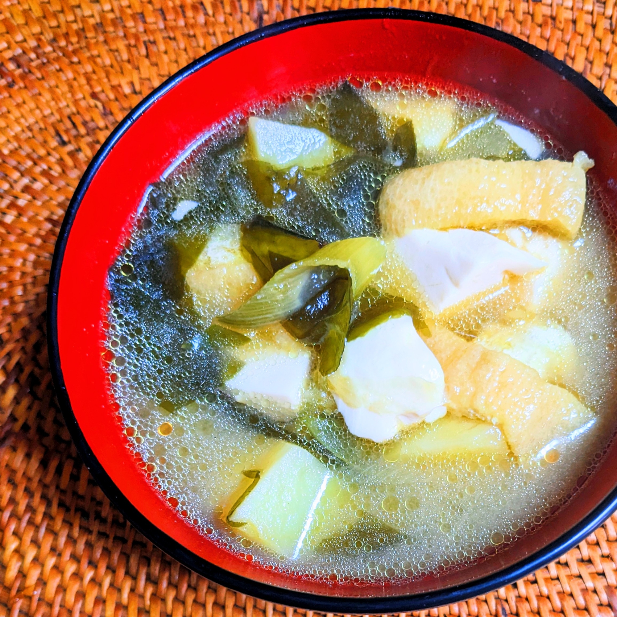 豆富とわかめ・油揚げの味噌汁