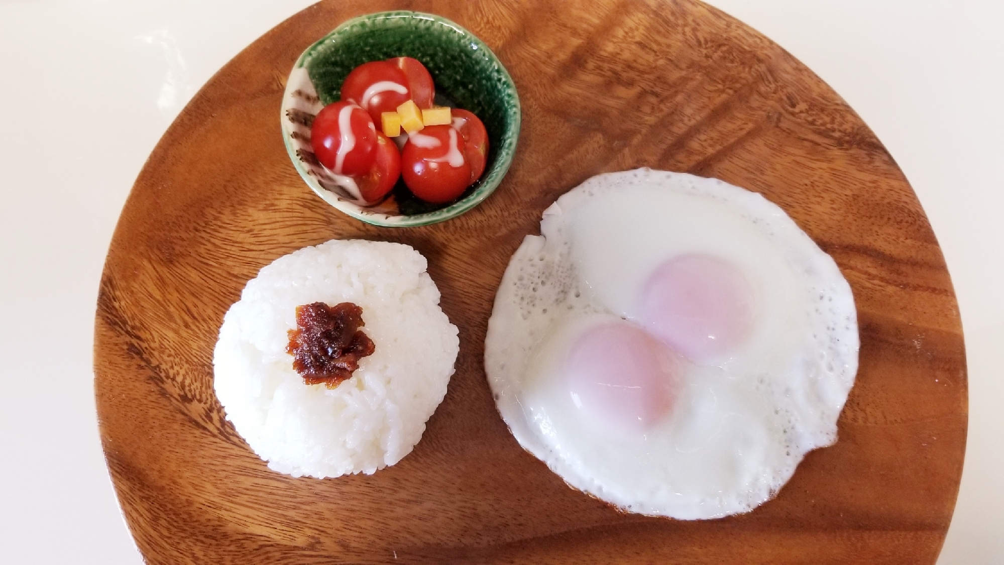 カフェ風★トマトとW目玉焼きとラー油ご飯のプレート