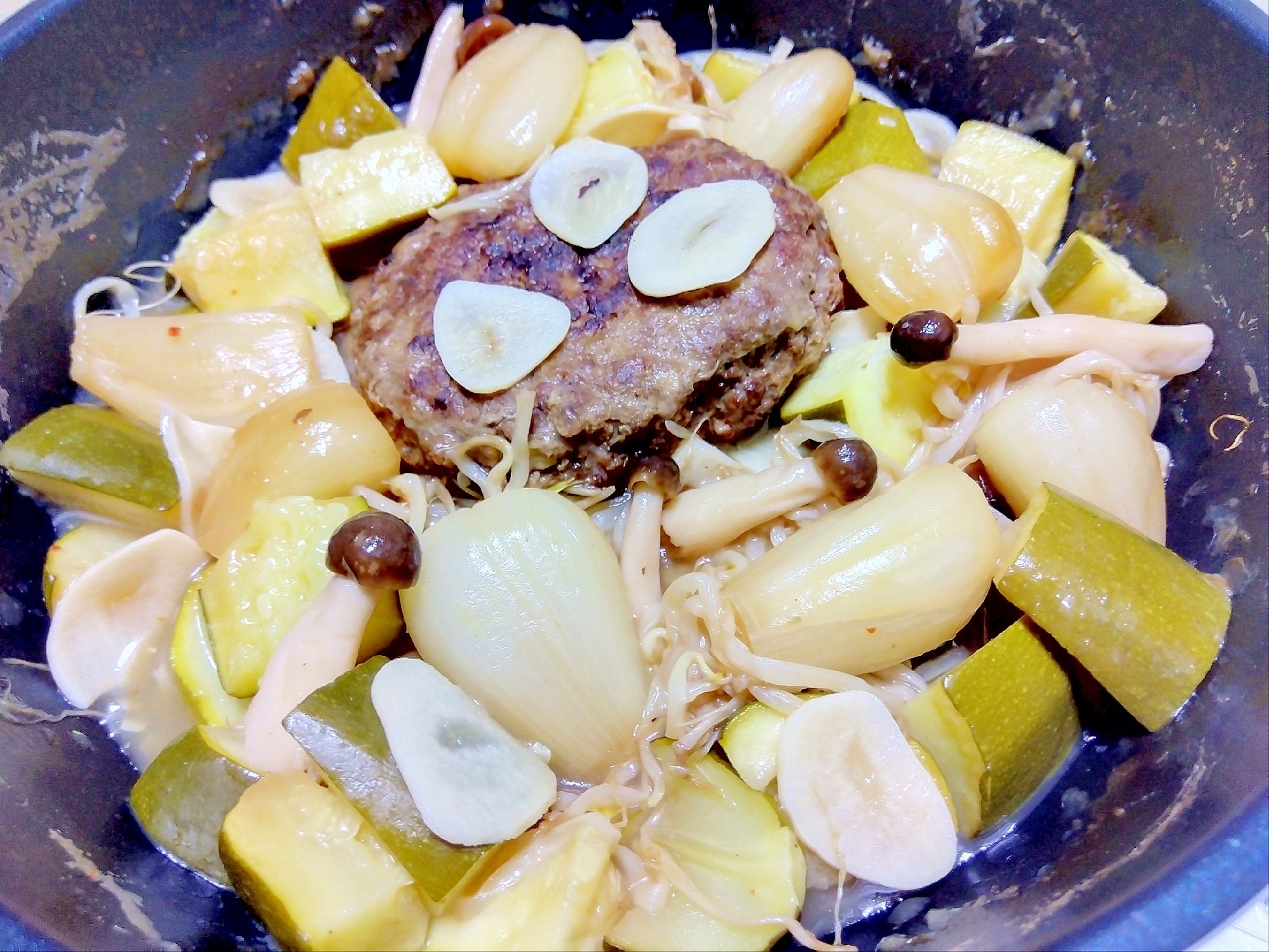 らっきょうズッキーニしめじ黒豆もやしハンバーグ蒸し