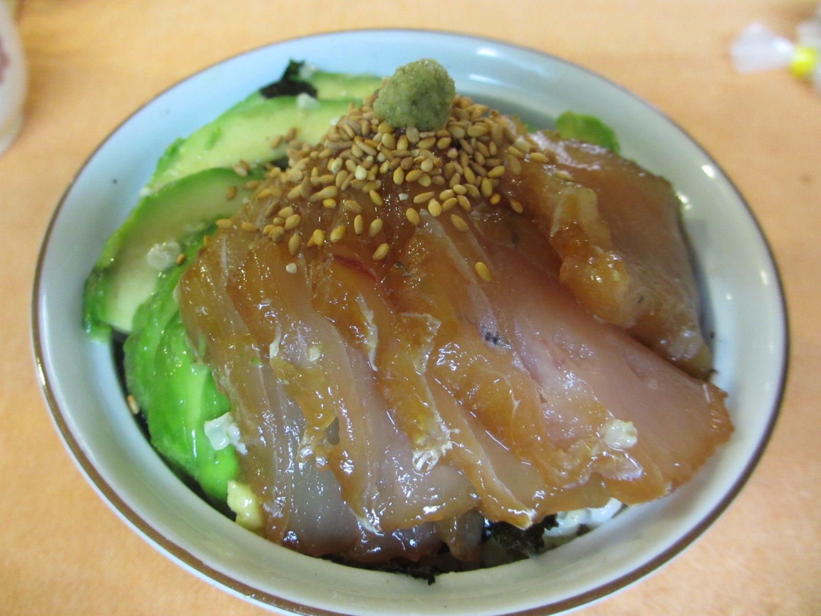 マグロとアボカドの漬け丼