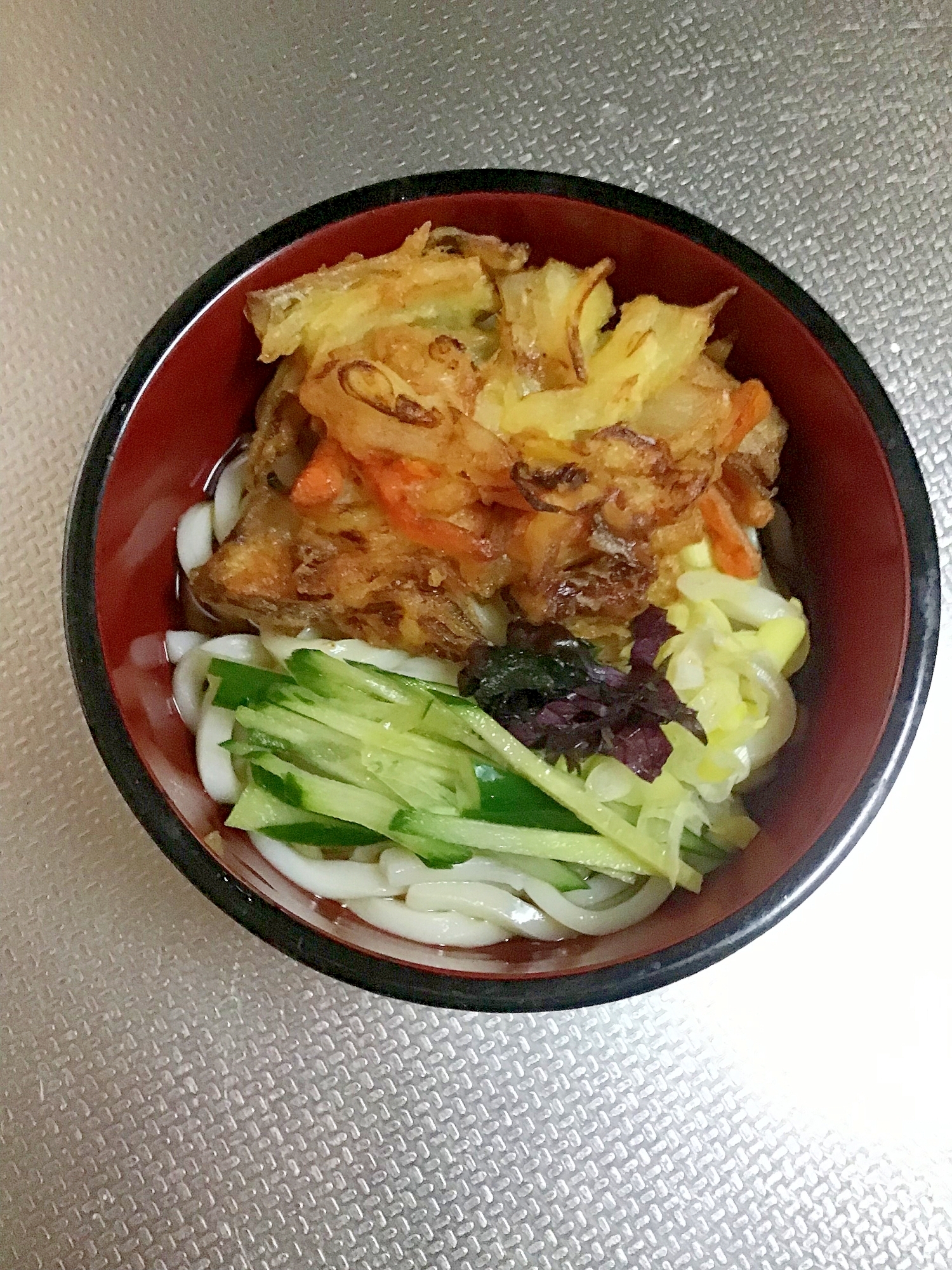 豚コマ入り野菜のかき揚げ天ぷらの冷やしうどん。