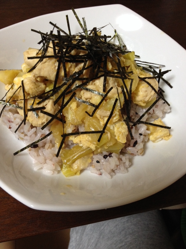 簡単どんぶり☆鶏胸肉とキャベツの玉子とじ丼