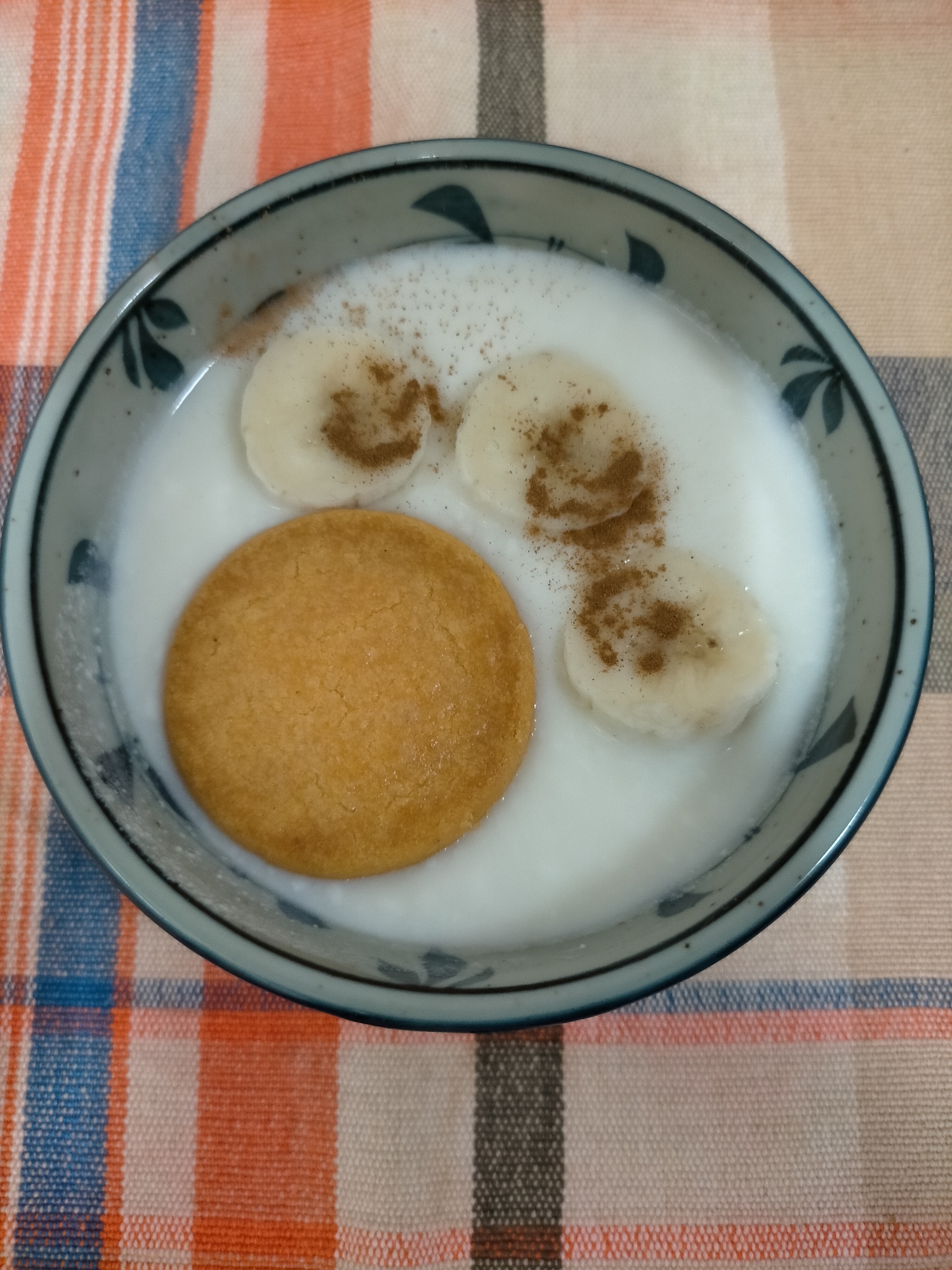 バナナとクッキーとシナモンのヨーグルト