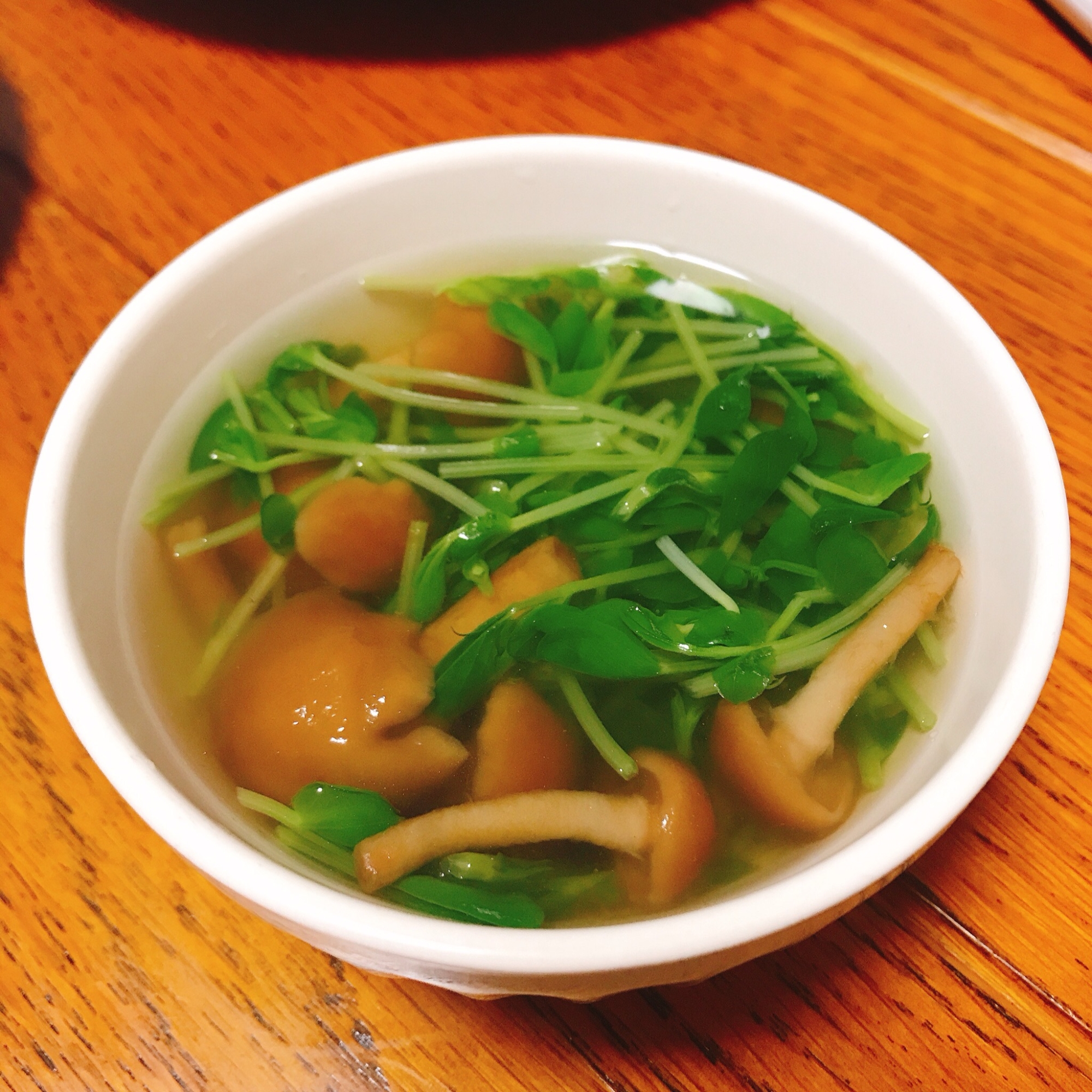 【簡単】豆苗となめこの中華スープ