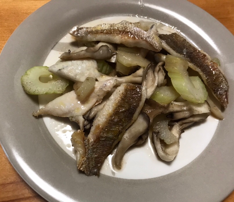 鯛と舞茸、セロリのガーリック炒め