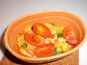 野菜入りスクランブルエッグとトマトのオーブン焼き