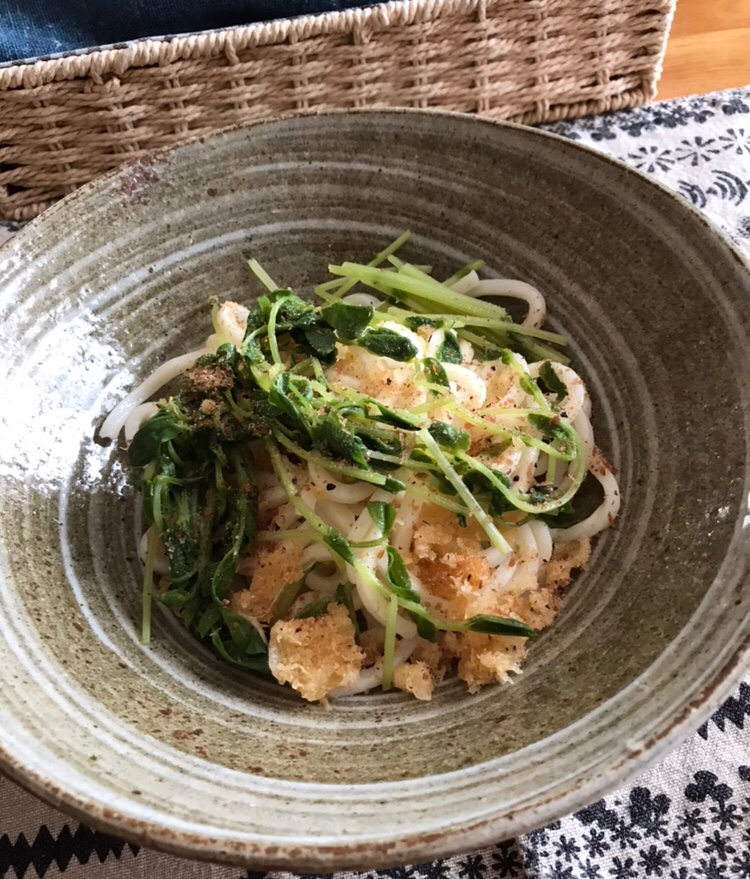 豆苗と天かすの冷やしうどん