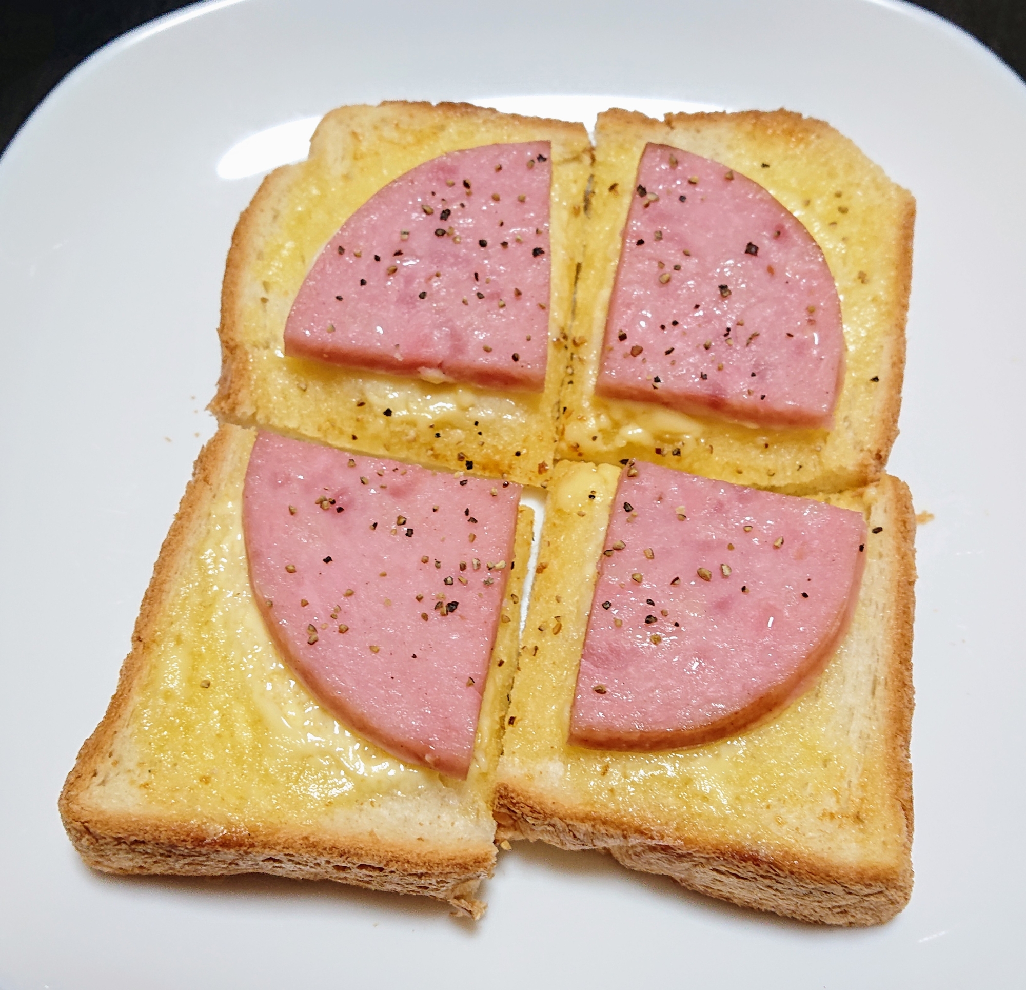 リオナソーセージのマヨトースト