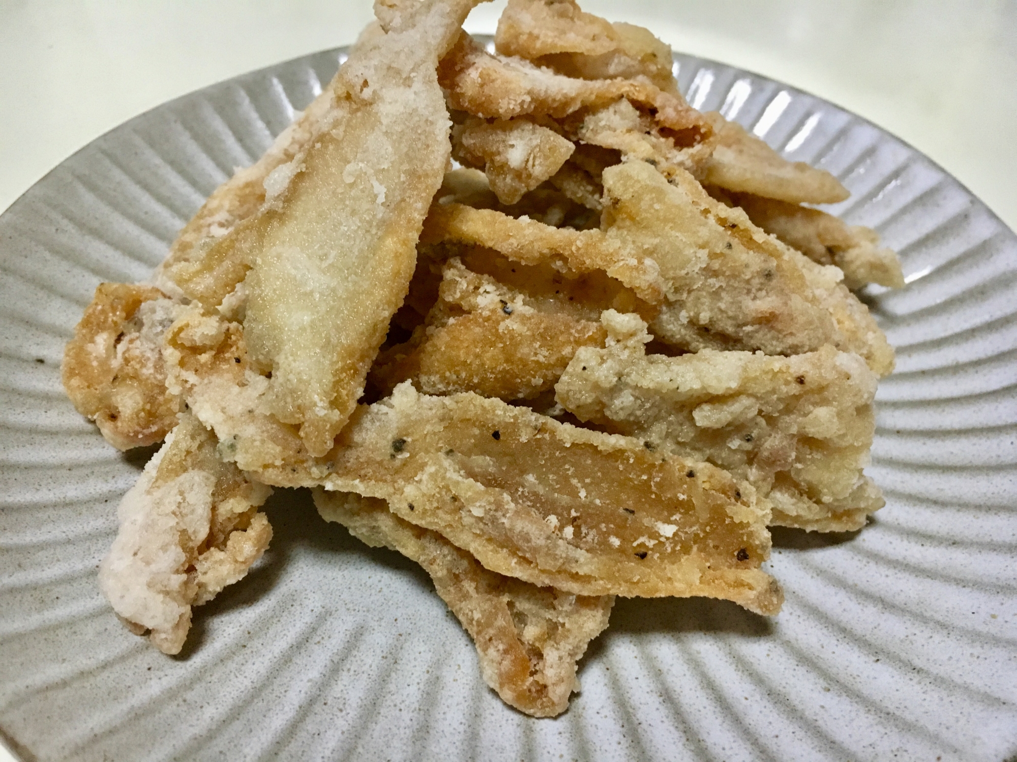 ポン酢で食べる‼︎カリカリ鶏皮揚げ