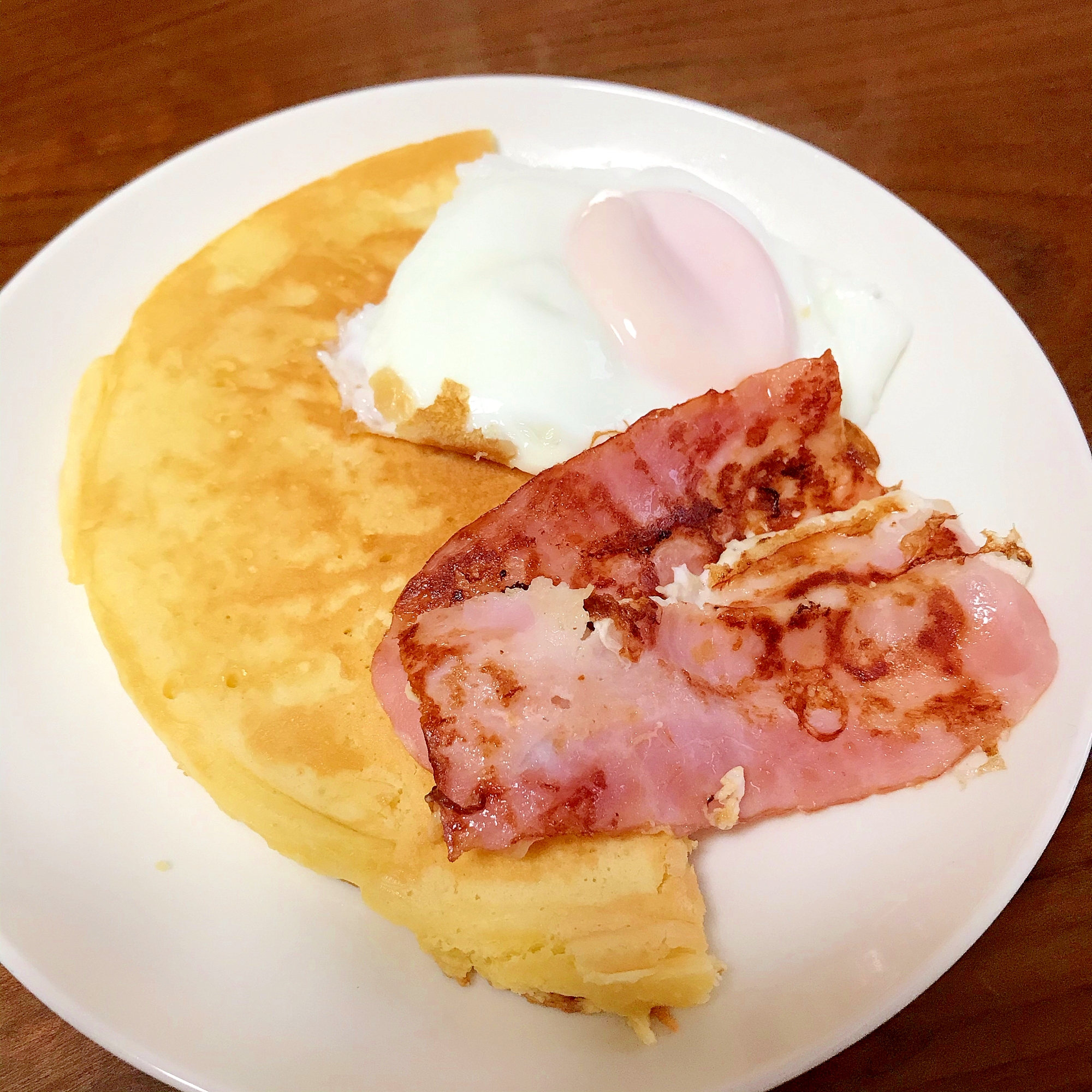 ホットケーキとベーコン目玉焼き