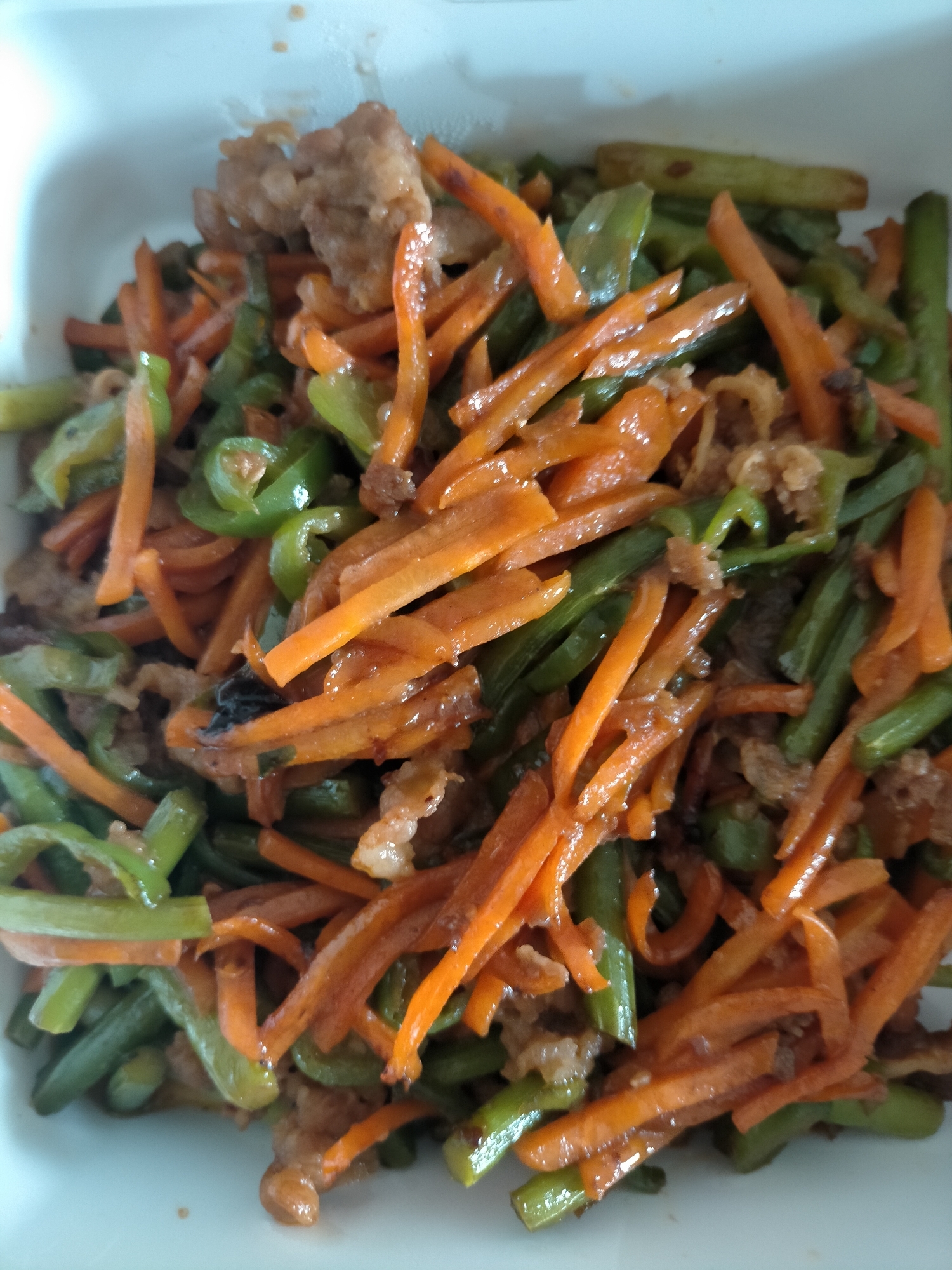 牛肉とにんじんピーマンにんにくの芽の炒めもの