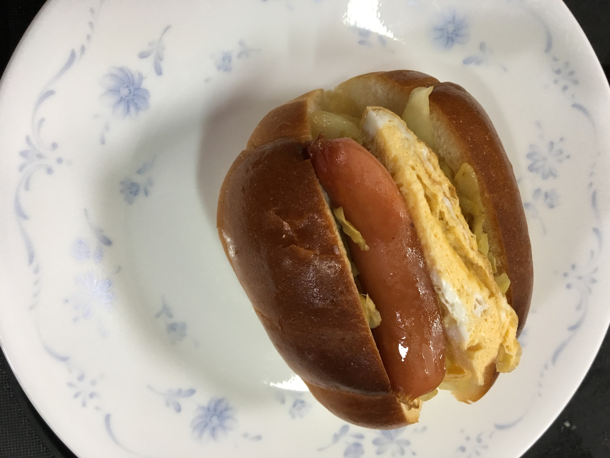 ロールパンで☆キャベツ炒めとウインナーと卵焼きパン