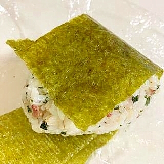 わかめとうめこのおにぎり