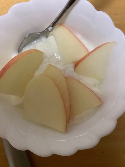 朝の朝食に☆ヨーグルトりんご