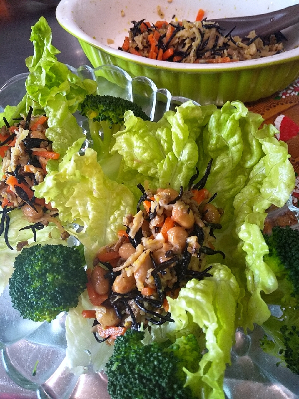 皿に盛られたそぼろ納豆のレタス包み