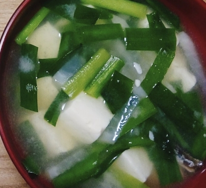 豆腐と卵とニラの味噌汁