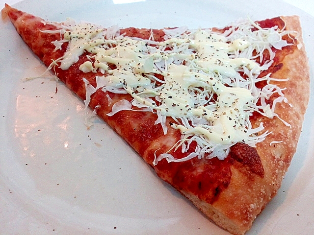 キャベツとチーズのピザ