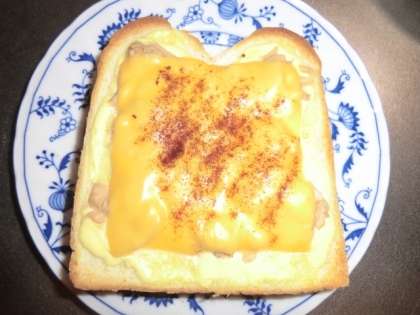 喫茶店で食べたシーチキンのトースト