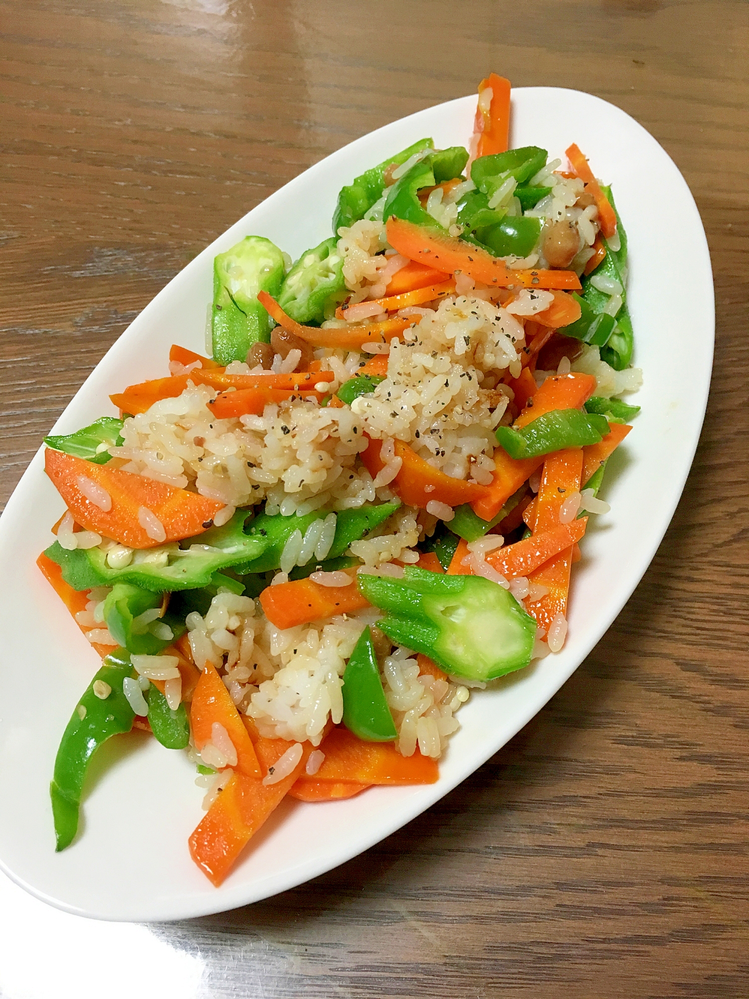 簡単で栄養満点！彩り野菜の納豆チャーハン