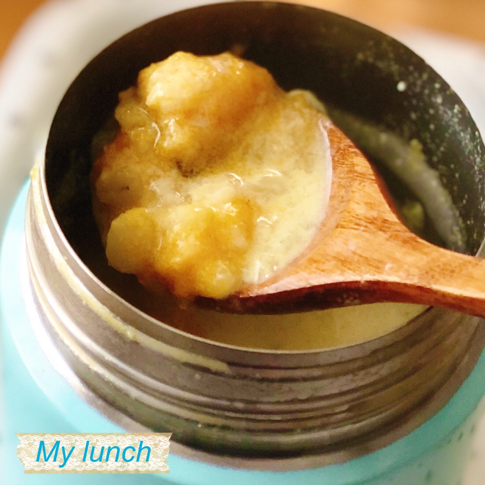 水色のスープジャーに入ったかぼちゃがゆ