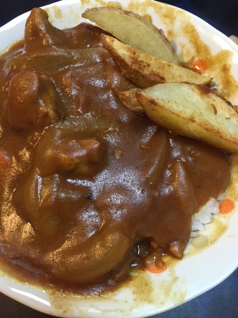 ポテトフライ入りのカレーライス