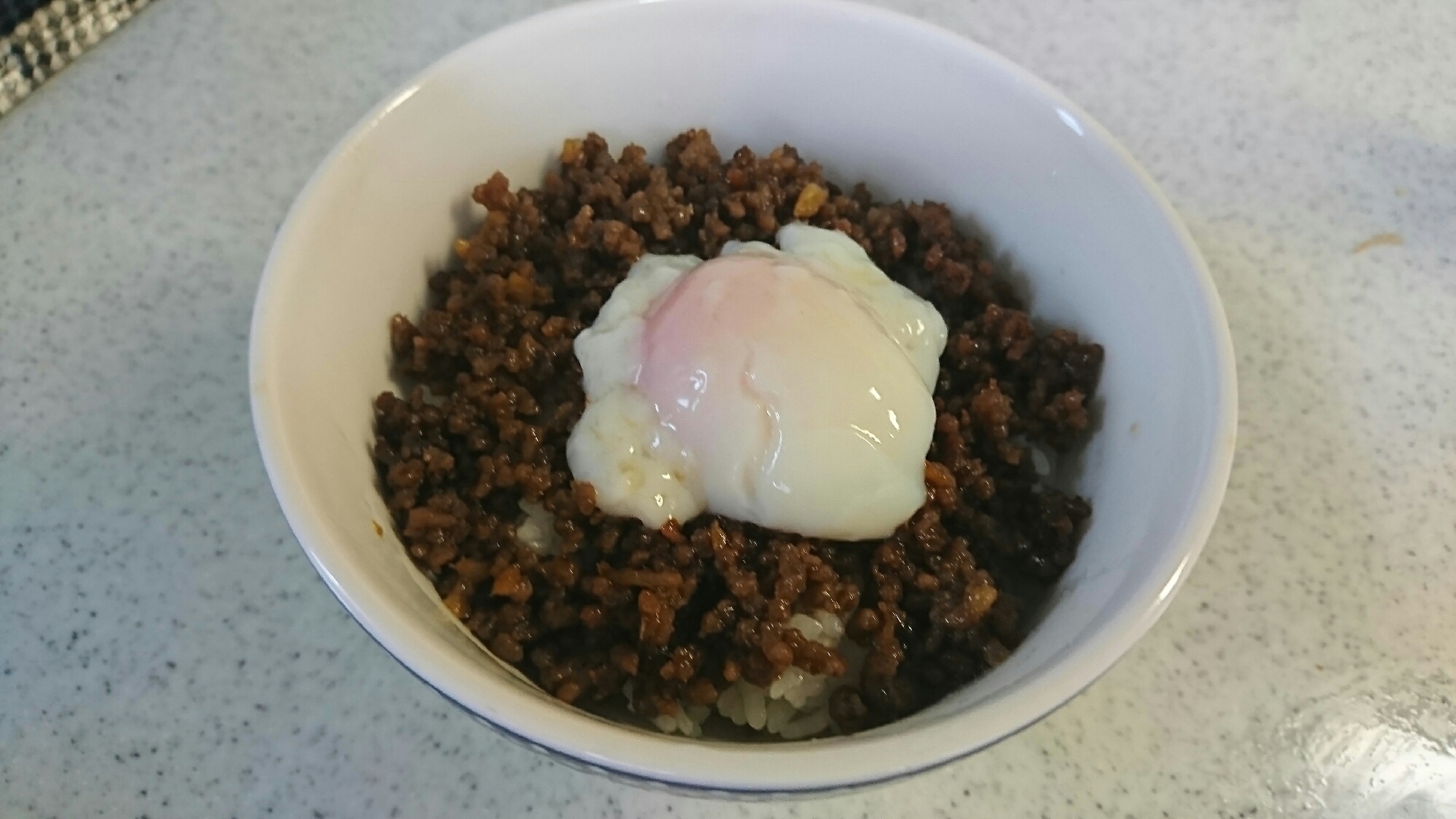 温玉乗せ肉そぼろ丼