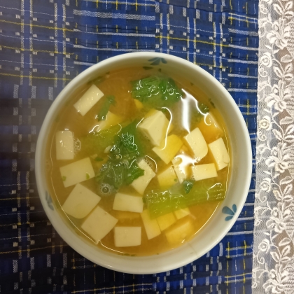 豆腐と卵とニラの味噌汁