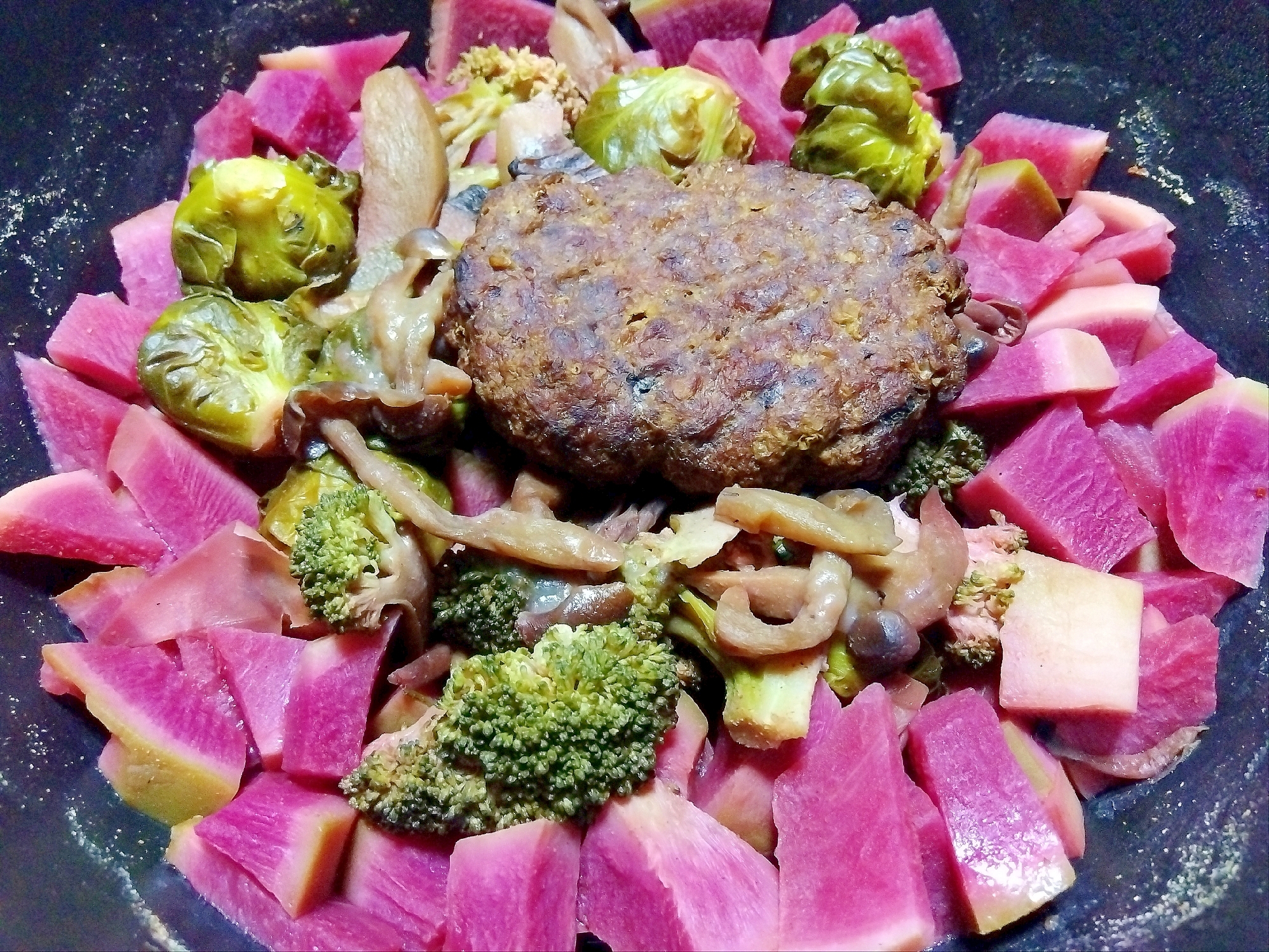 ブロッコリー芽キャベツ紅芯大根しめじハンバーグ蒸し