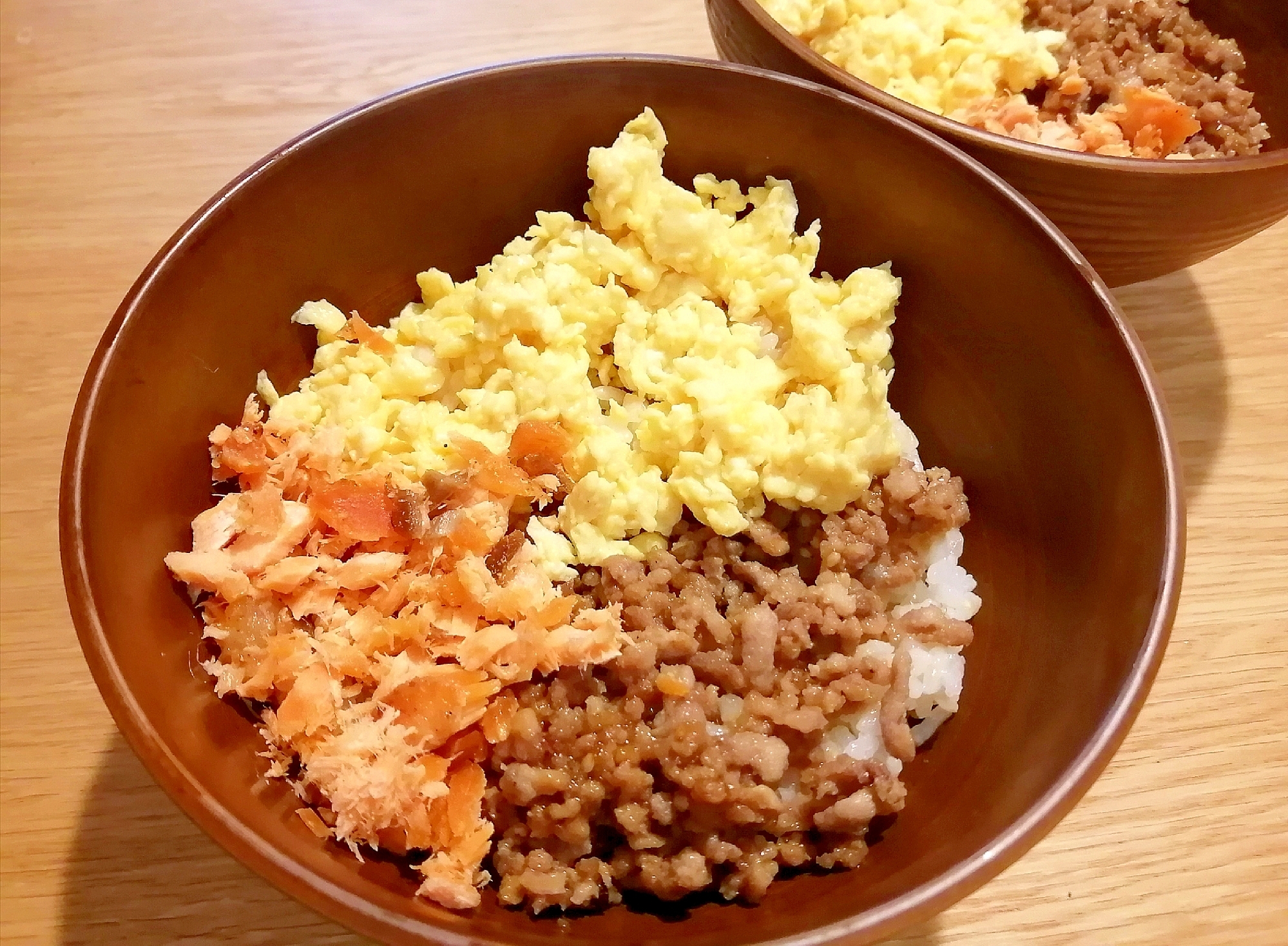 焼き肉のタレでそぼろ丼♪そぼろ・卵・鮭フレーク