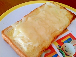 玉ねぎとチーズのマヨトースト