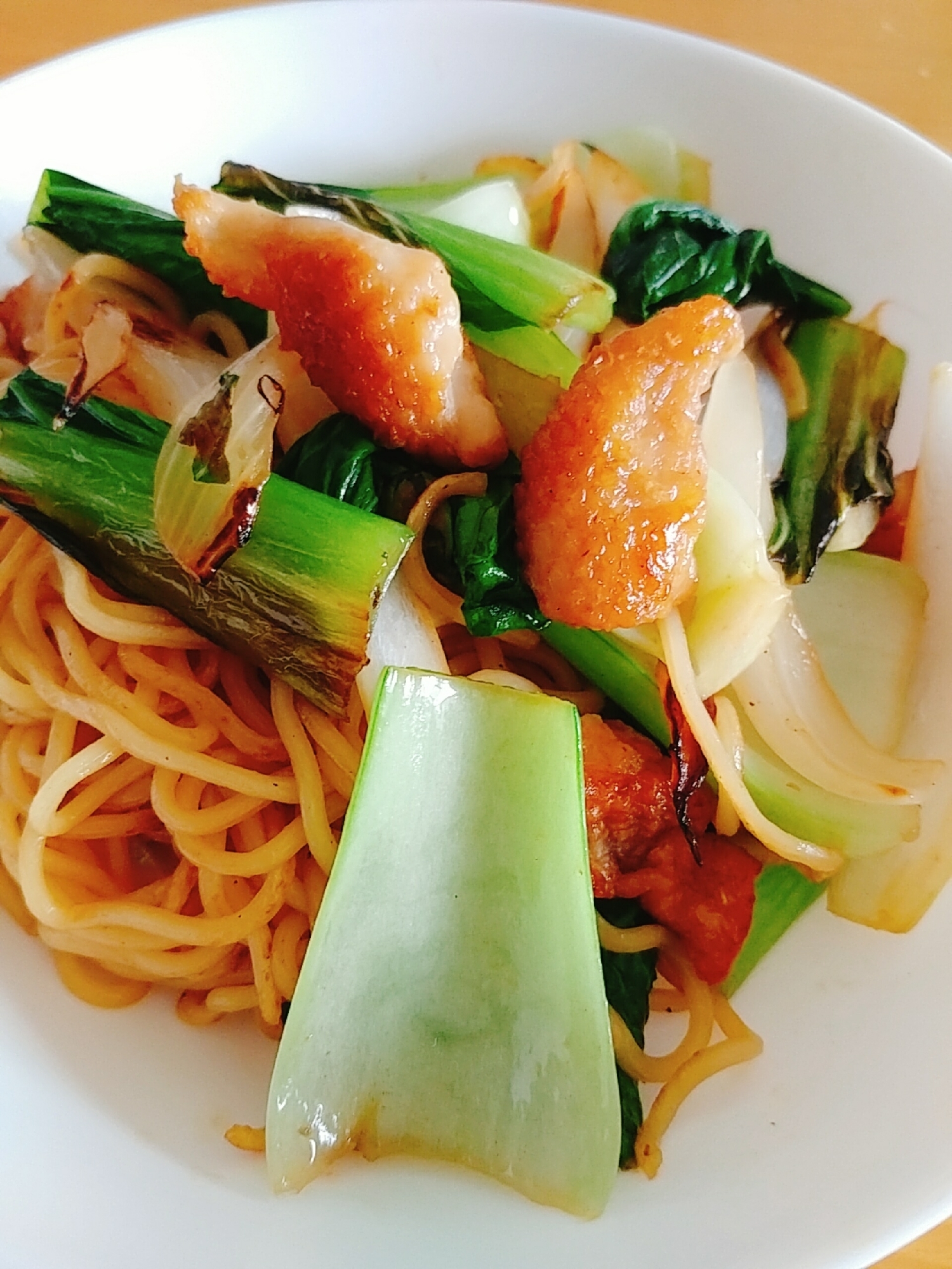 鶏皮　小松菜　玉葱のめんつゆ焼きそば