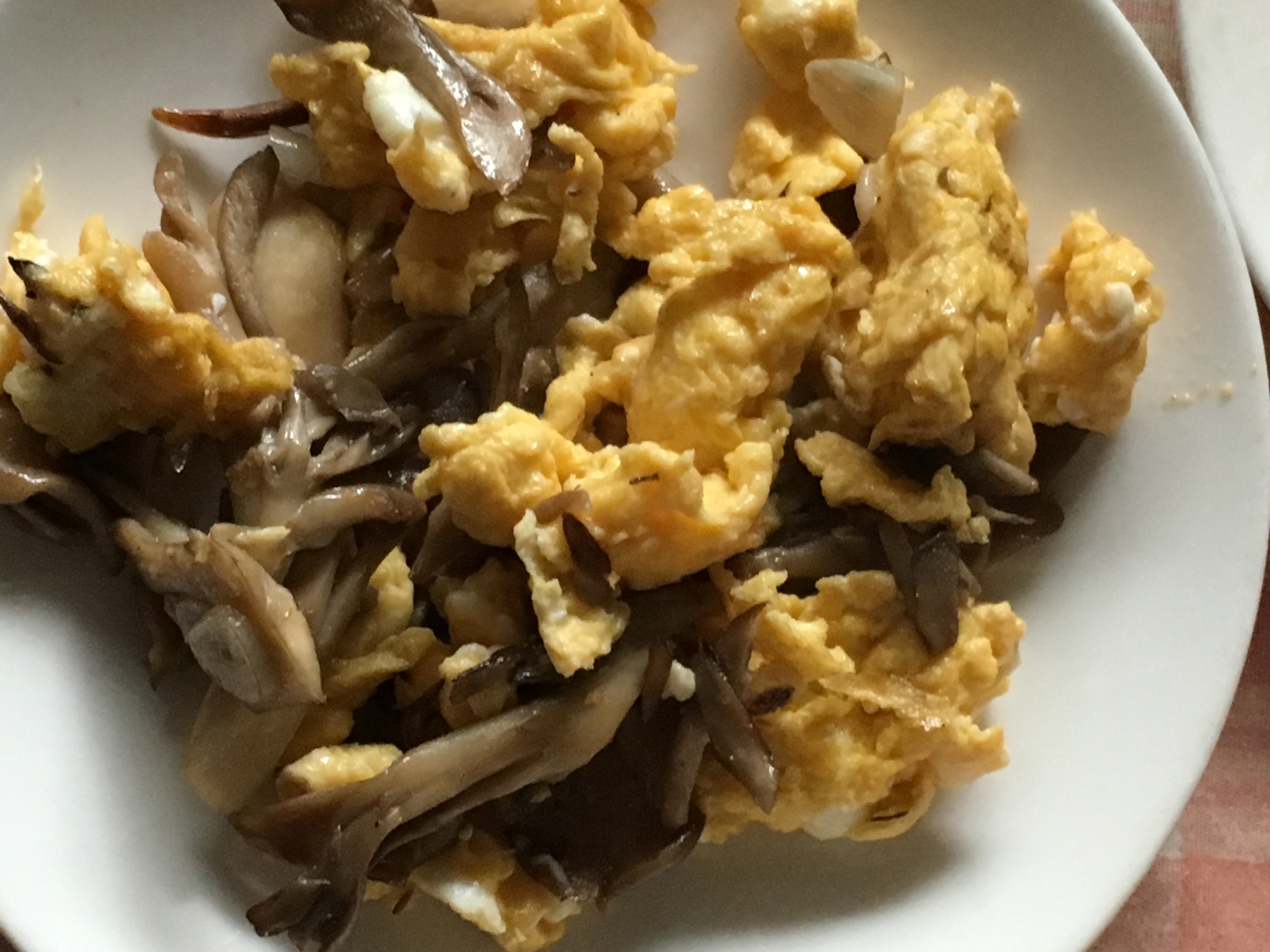 卵、にんにく、舞茸の炒め物