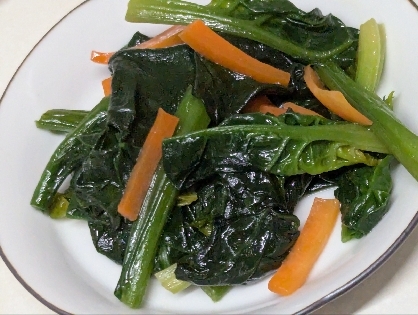 ほうれん草と人参のごま油炒め