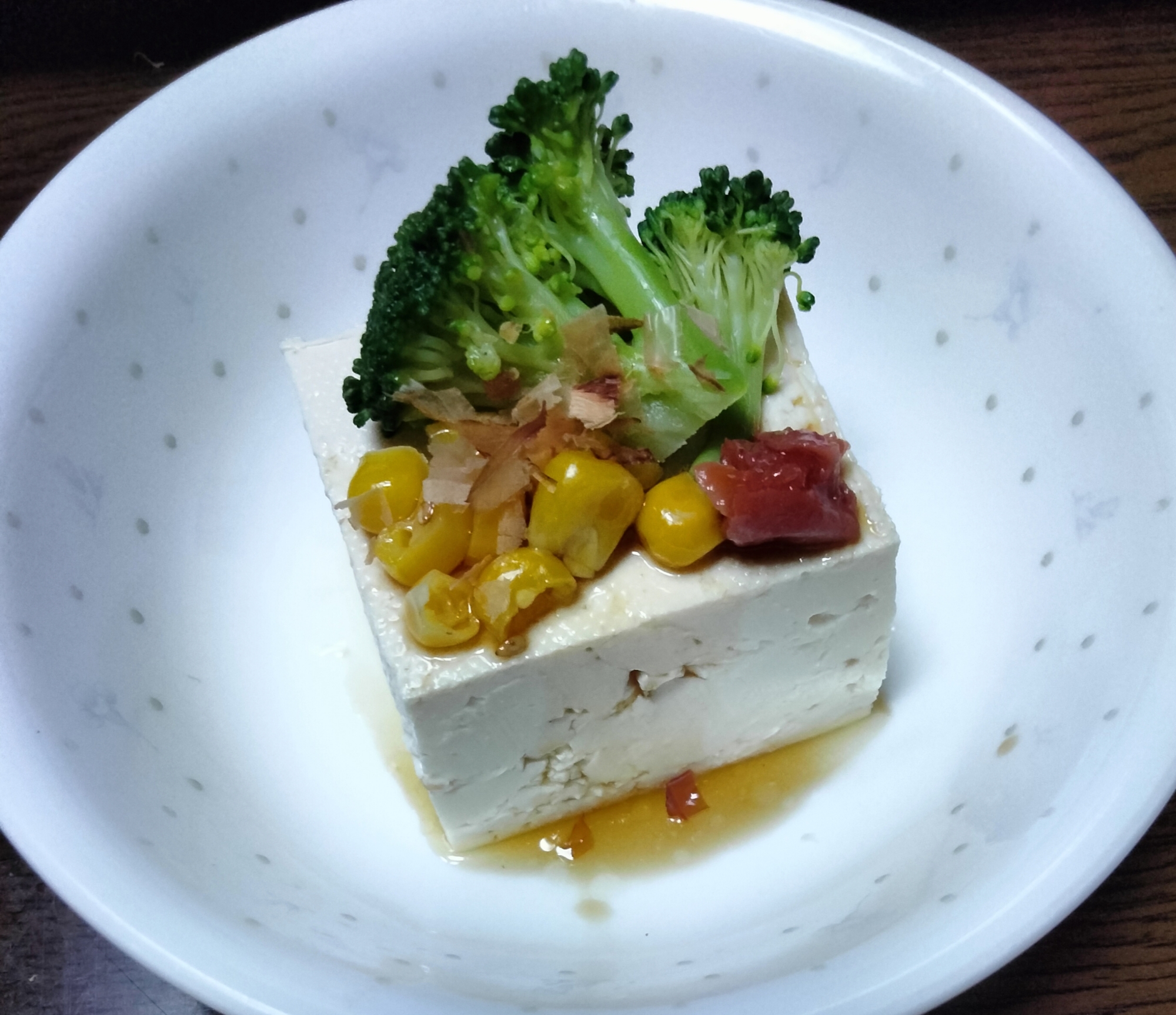 冷奴アレンジ 茹でブロッコリー&コーン梅干