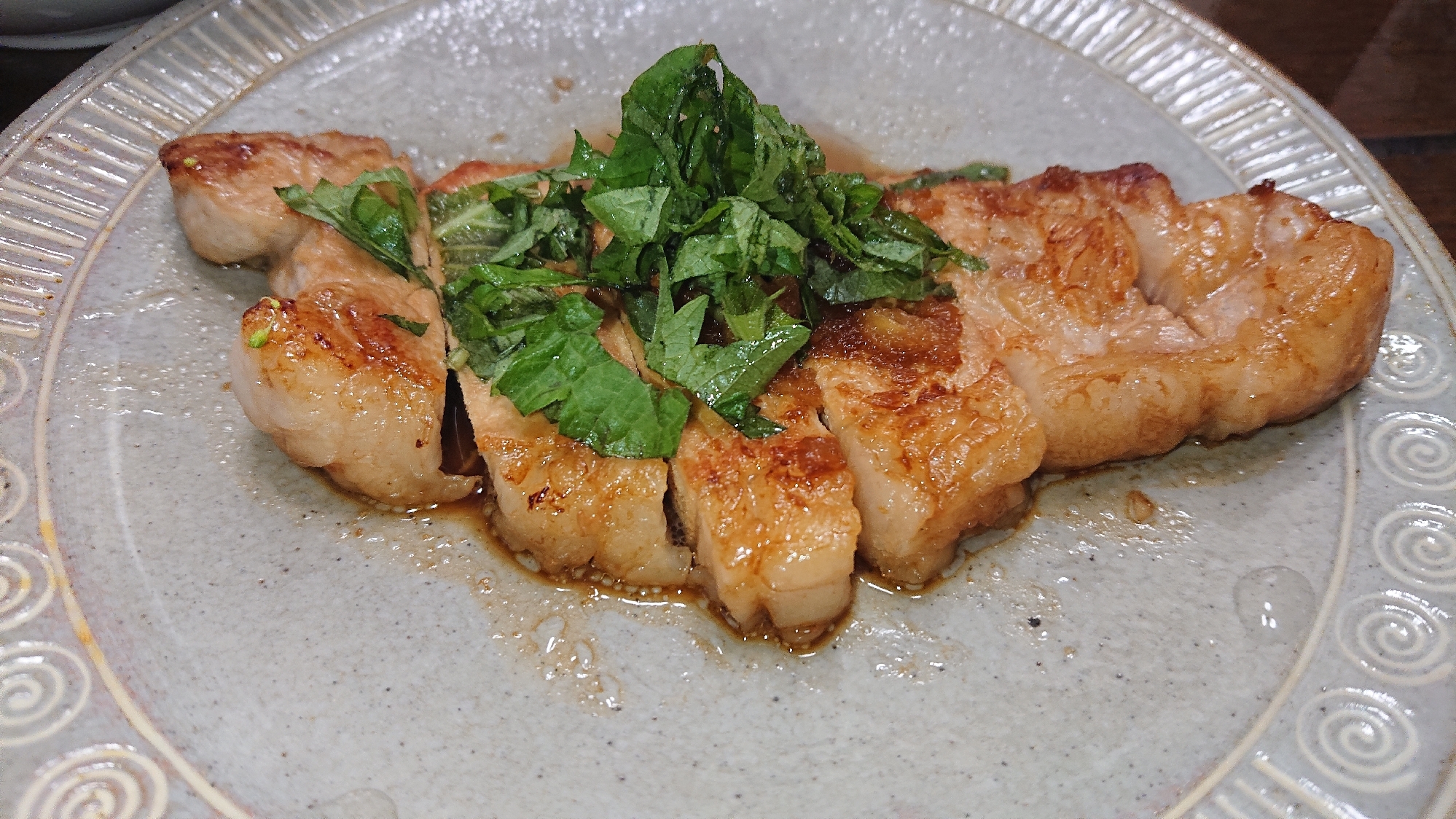 豚肩ロースの生姜焼き大葉添え