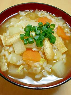 風邪引きさんへ、生姜と根菜のあっさり雑炊。