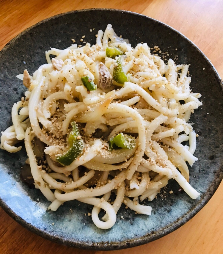 玉ねぎとピーマン、ツナのすりごま焼うどん