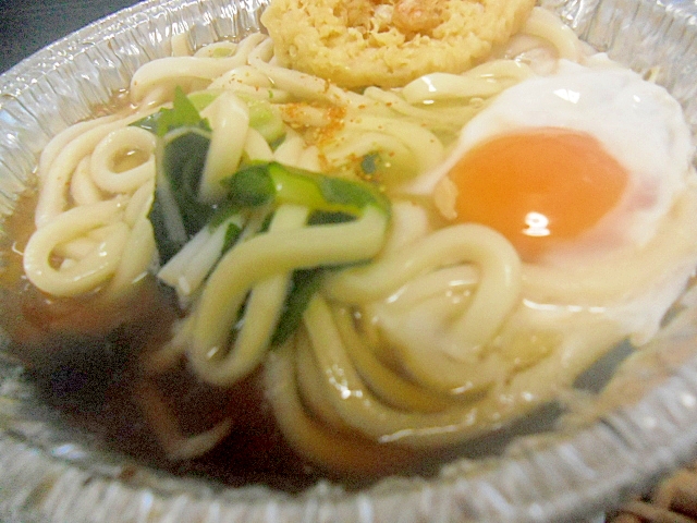 わかめ入り鍋焼きうどん