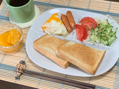 普通の食パンでレポ、失礼しまあす。朝から大好物満載皿で幸せスタート！お腹いっぱい、ドウモゴチソ様！