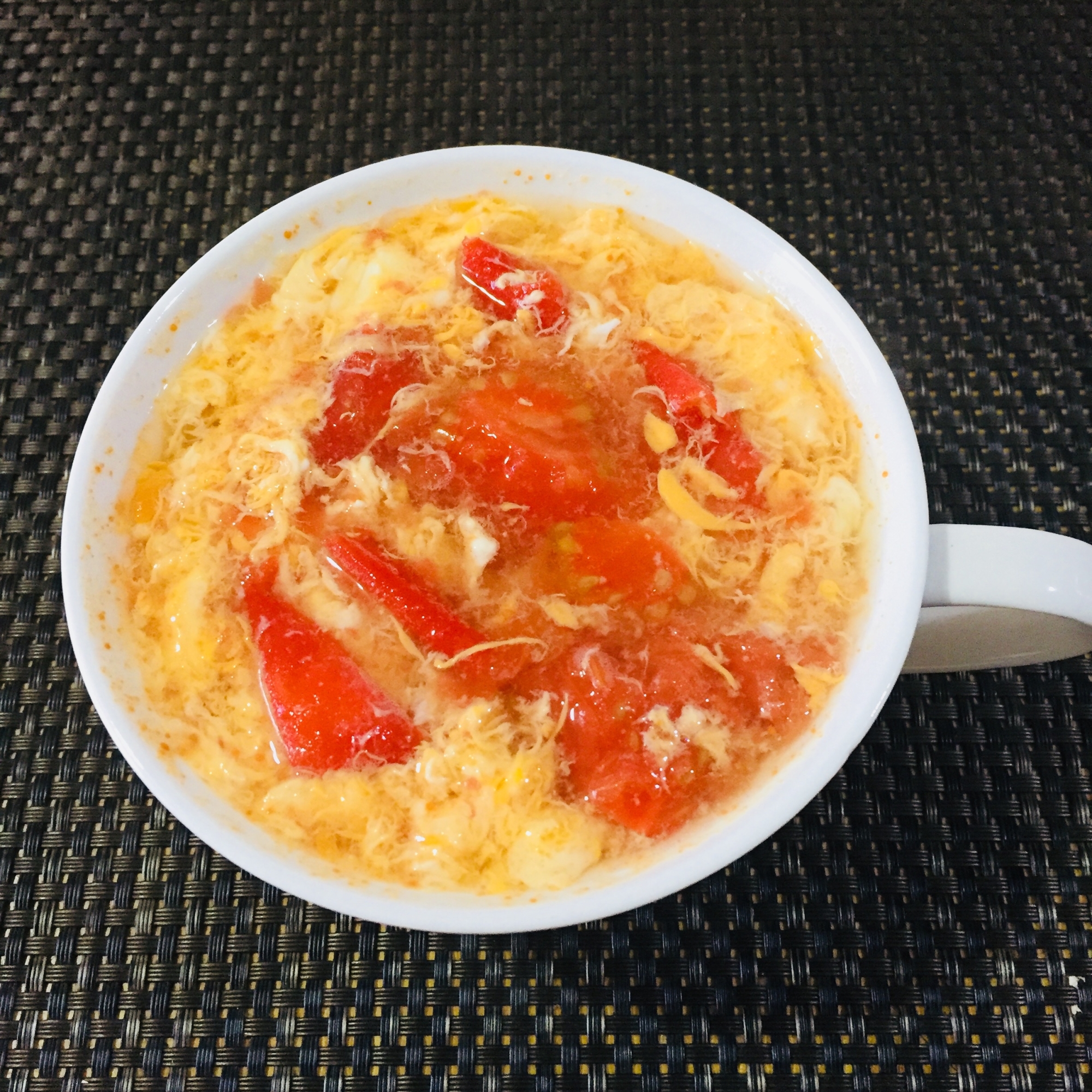 酸味がクセになる！ トマトと卵の洋風スープ