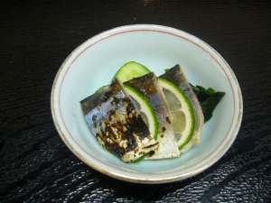 塩糀で〆秋刀魚の焼霜