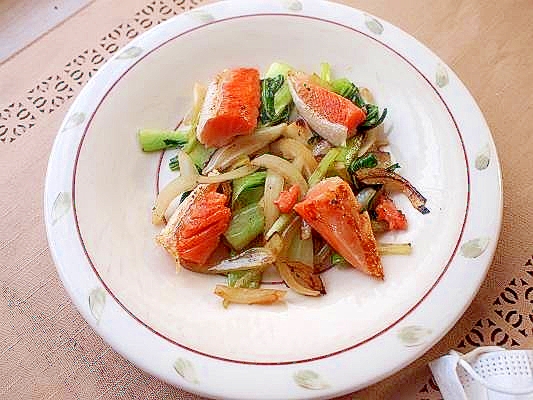 白い皿に盛り付けた、鮭とチンゲン菜の柚子ポン炒め