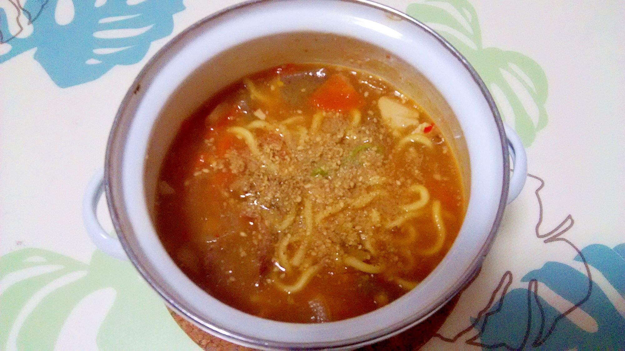 白い椀に盛り付けられた豚汁ラーメン