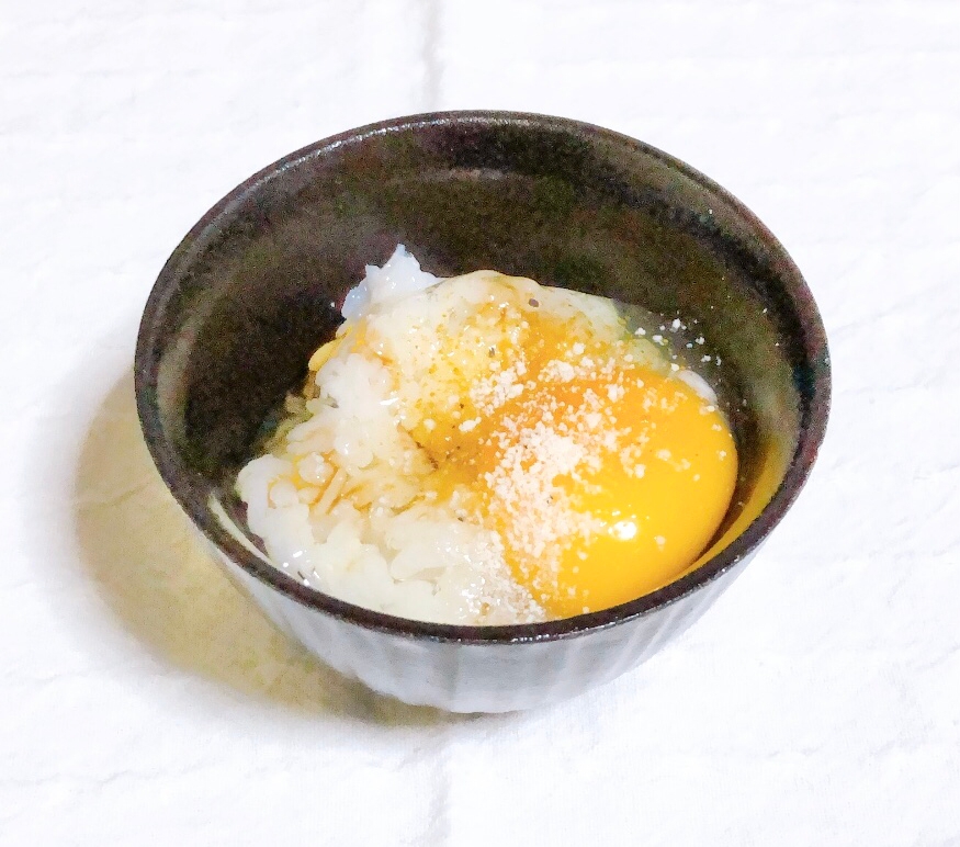 簡単⭐粉チーズとカレーパウダー入り卵かけご飯